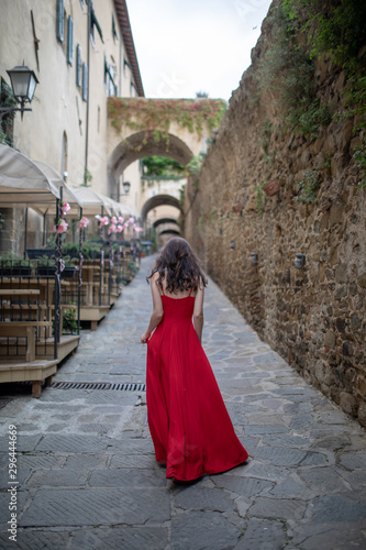 Wunderschöne Frau im Roten Kleid in Italien © TIGERRAW