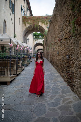 Wunderschöne Frau im Roten Kleid in Italien © TIGERRAW