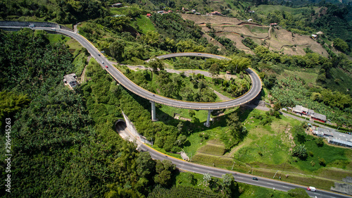 Billede på lærred Vista aérea del Puente Helicoidal Pereira Manizales en Risaralda Colombia