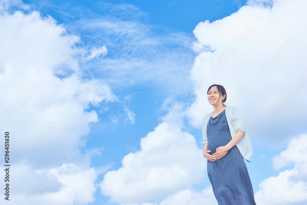 天空に立つ妊婦 天空に立つ妊婦