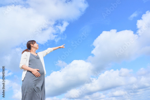 天空に立つ妊婦 © sora_nus