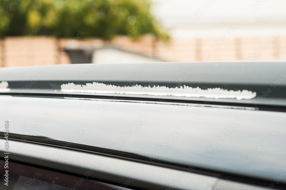 Roof rails on the car. Flaking paint. Corrosion. Roof rails on the car. Flaking paint. Corrosion.