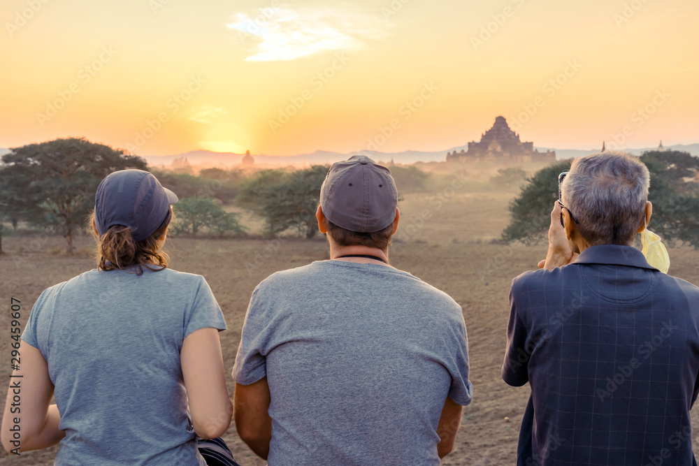 Φωτογραφία Back wiew of tourists admire and take photography while the sun sets at the anci