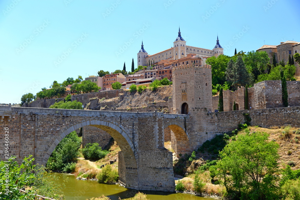 Obraz premium Traditional old Spanish street, in the historic city of Toledo, Spain.
