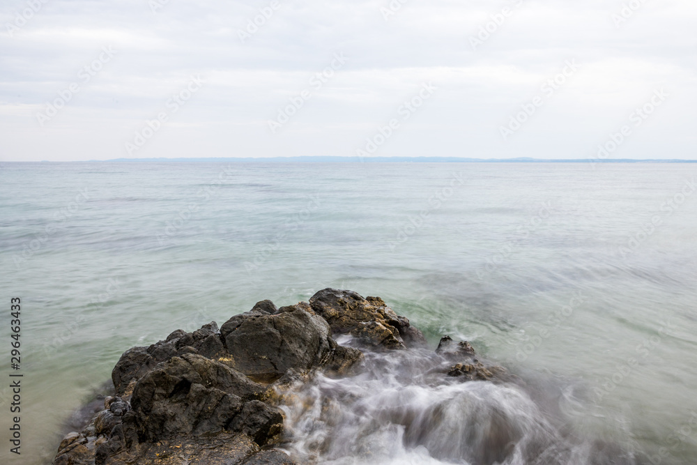 Felsen im Meer wird vom Wasser umspült