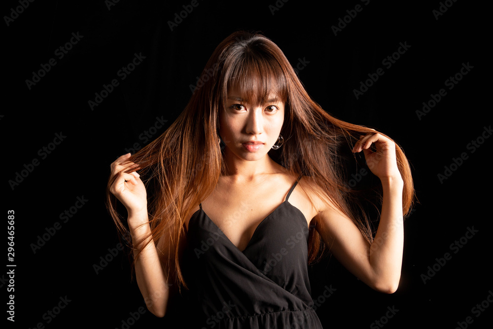 Fototapeta premium 黒いドレスを着た女性