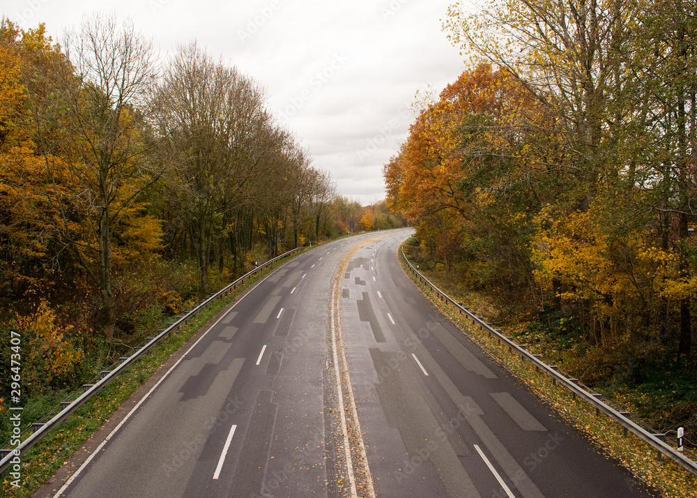Schnellstraße im Herbst Schnellstraße im Herbst