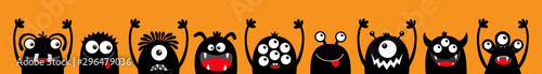 Wesołego Halloween. Potwór czarna sylwetka głowa twarz zestaw ikon linii. Oczy, język, kieł zębowy, ręce do góry. Cute cartoon kawaii straszny zabawny charakter dziecka. Pomarańczowe tło. Płaska konstrukcja.
