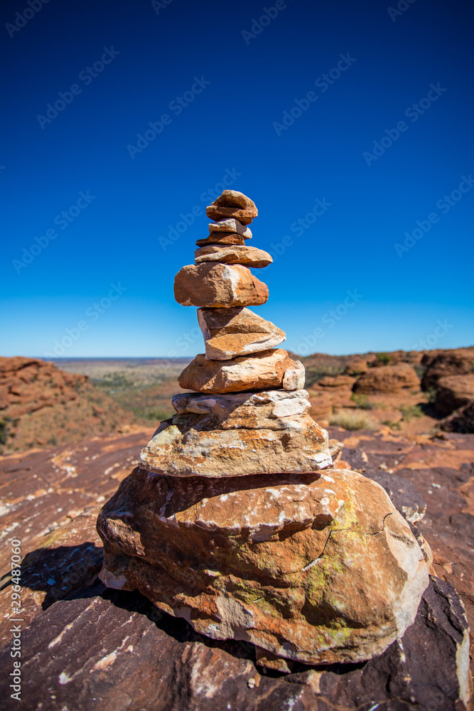 Steinturm auf einem Felsen in Australien