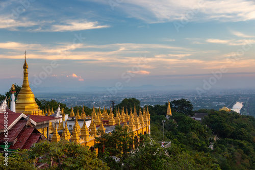 Sonnenuntergang am Mandalay Hill in Myanmar