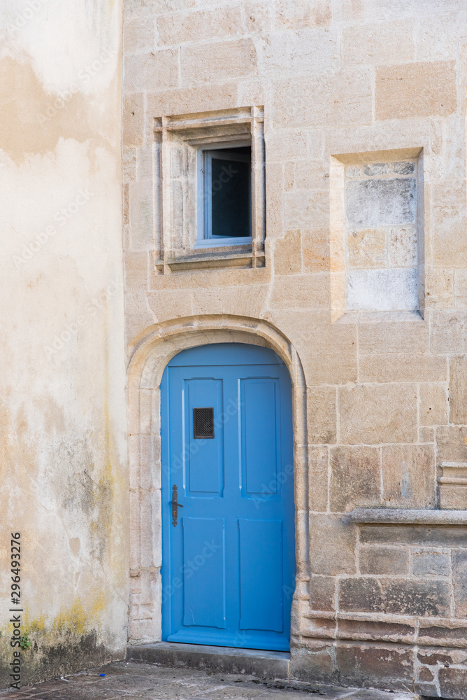une porte bleu sur une maison médiévale 