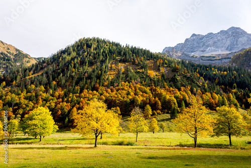 Fototapeta Naklejka Na Ścianę i Meble -  Autumn in the karwendel mountains