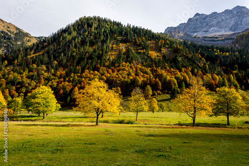 Fototapeta Naklejka Na Ścianę i Meble -  Autumn in the karwendel mountains