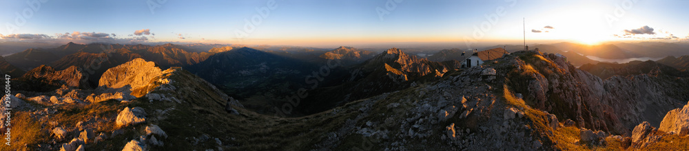 Naklejka premium Zachód słońca na szczycie Grignone (2410 m) nad jeziorem Como