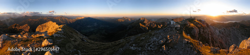 Sonnenuntergang am Gipfel des Grignone (2410m) über dem Comer See