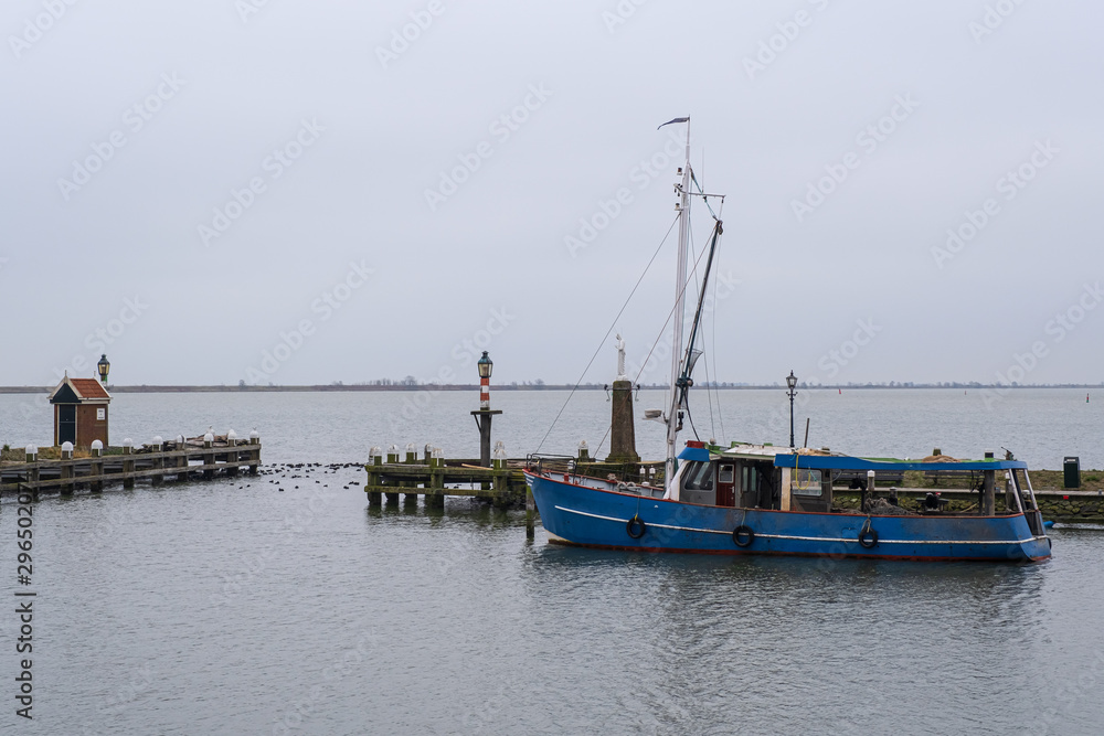 Ein Fischerboot auf dem Ijsselmeer im Hafen von Volendam/NL