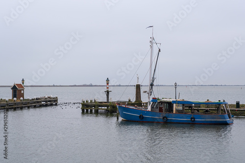 Ein Fischerboot auf dem Ijsselmeer im Hafen von Volendam/NL