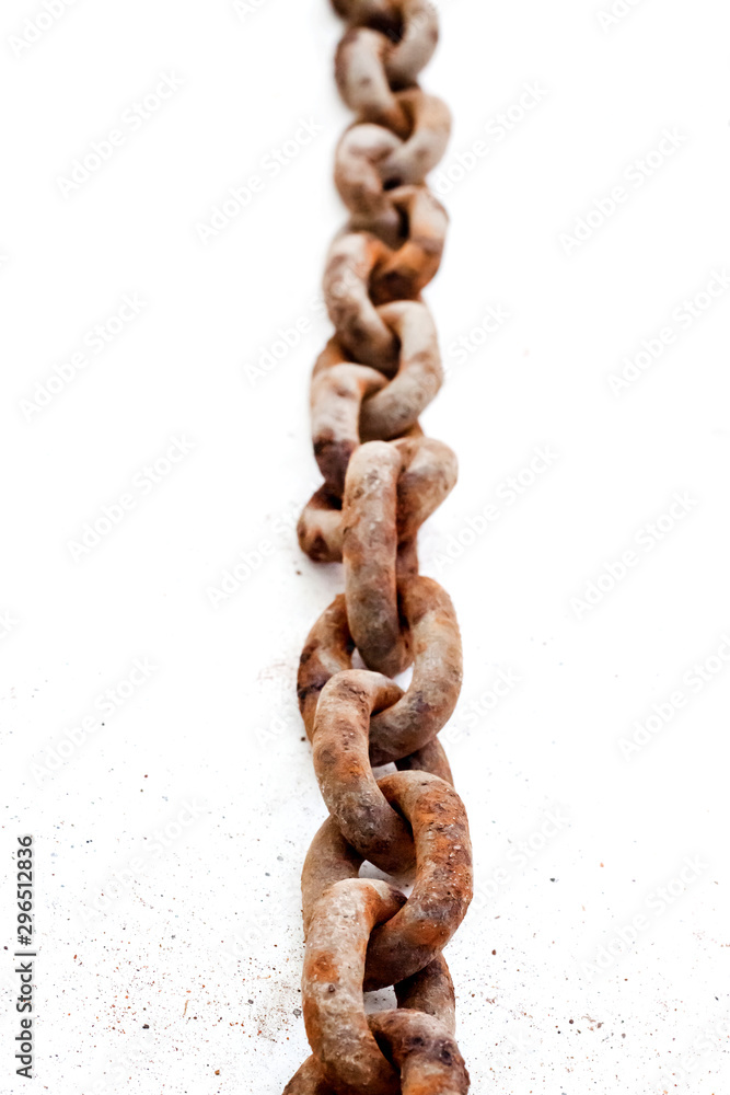 Obraz premium Large old rusty chain on white background