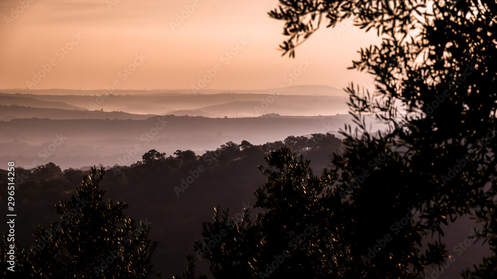 Fototapeta premium Amanecer entre montañas en la sierra de Adamúz, Andalucia