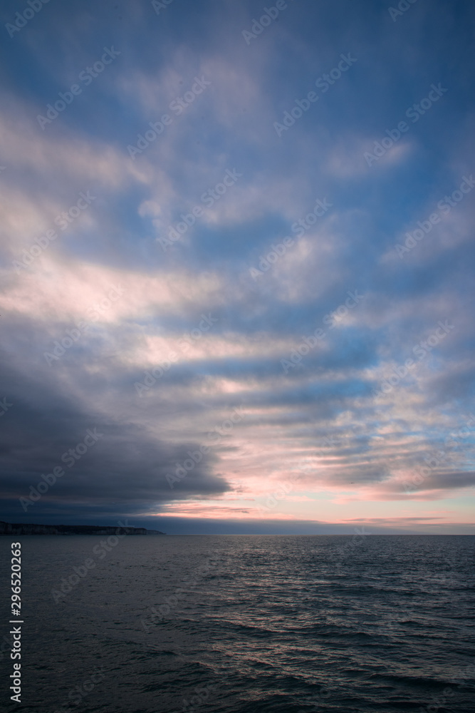 un ciel romantique sur l'océan. Un coucher de soleil romantique au dessus de la mer.