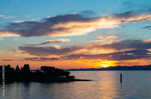 Supetar Brač Dalmatien Adria Kroatien Mittelmeer Abendstimmung Hafen Silhouette Adria Sonnenuntergang Küste Überfahrt Fähre Himmel Wolken Farbenspiel Urlaub Ferien Reiseziel 