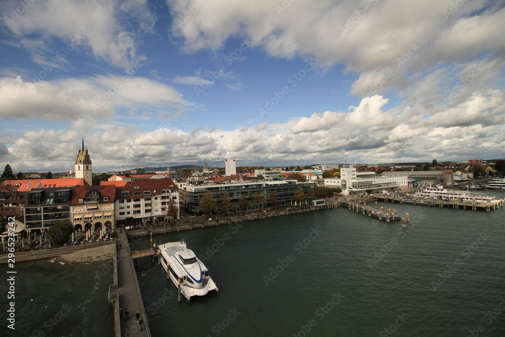 Obraz premium Blick auf Friedrichshafen am Bodensee