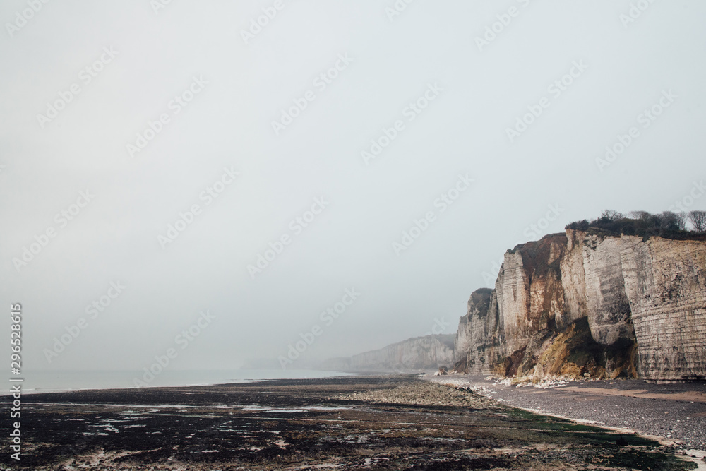 Les falaises de Normandie. Une côte rocheuse et une plage de galets. Un paysage du bord de mer.