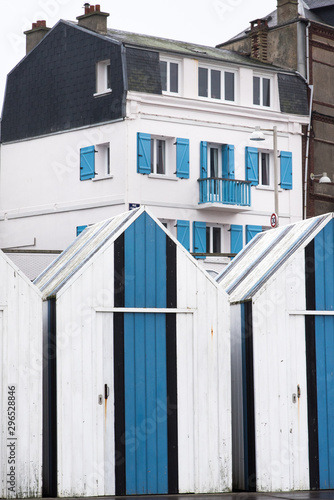 des maisons traditionnelles du bord de mer. Des maisons blanches et bleues à Yport. Des maisons de Normandie