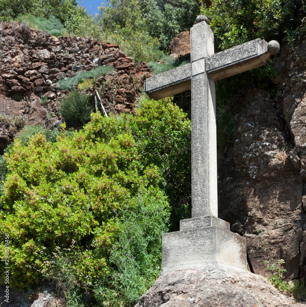 Cruz de piedra entre la montaña Cruz de piedra entre la montaña