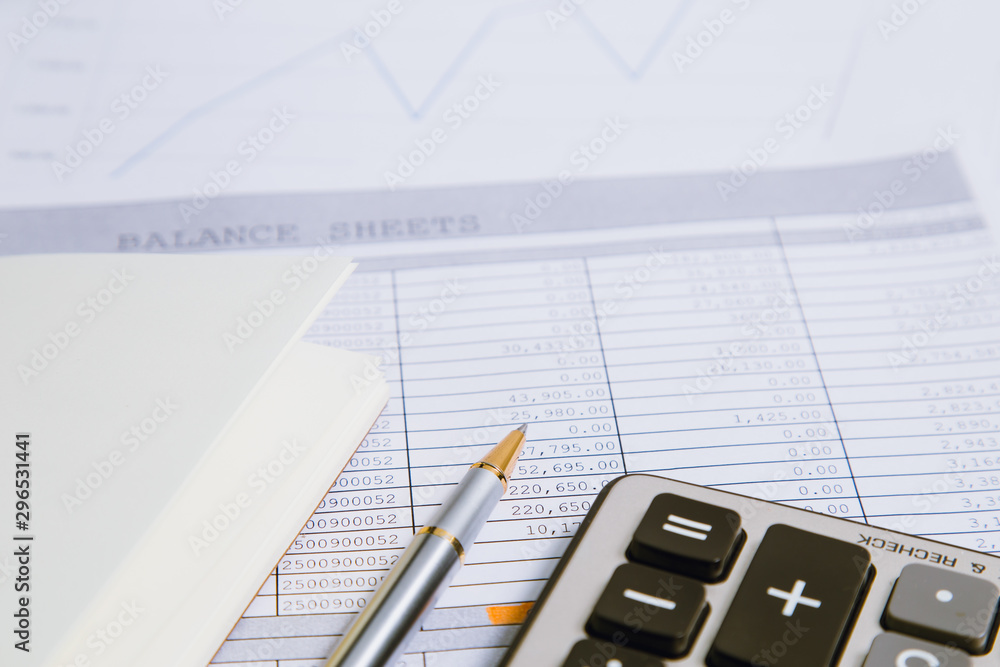 Obraz premium Spreadsheet bank accounts accounting with calculator.Concept for financial fraud investigation, audit and analysis.