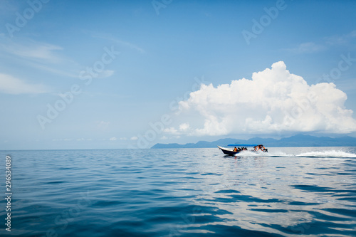 Touristenboot auf dem Meer