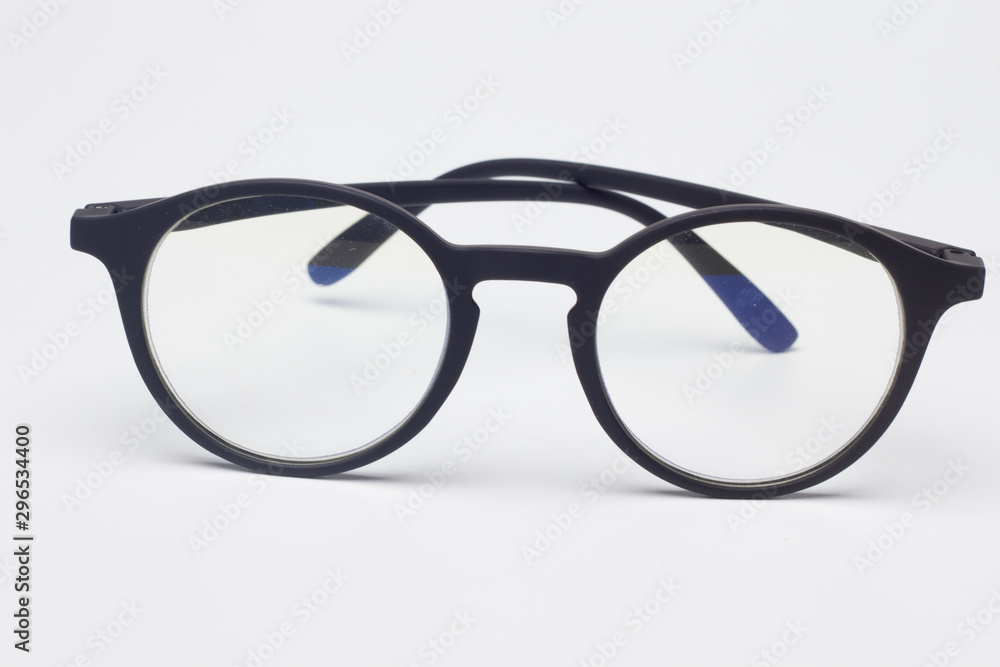 Gafas clásicas con cristales graduados, montura de plástico de color negro, sobre fondo negro Gafas clásicas con cristales graduados, montura de plástico de color negro, sobre fondo negro