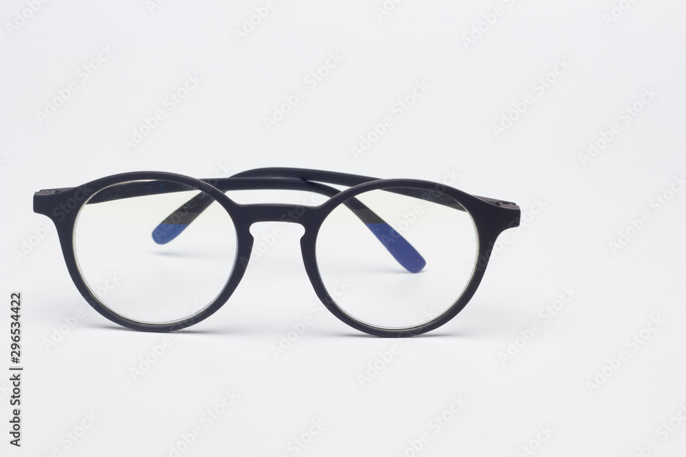 Gafas clásicas con cristales graduados, montura de plástico de color negro, sobre fondo negro Gafas clásicas con cristales graduados, montura de plástico de color negro, sobre fondo negro