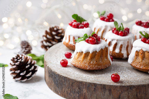 Small Christmas bundt cakes with currants