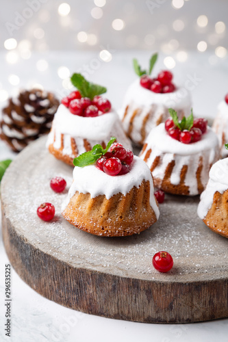 Canvas Print Small Christmas frosting cakes with currants