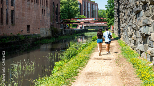Fotografie Mother and teen daughter walking down toepath of Chesapeake and Ohio Canal in Ge