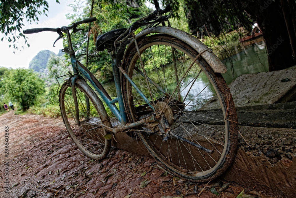 Ninh Binh, Vietnam »; August 2017: A very old bicycle on the Ninh Binh trail