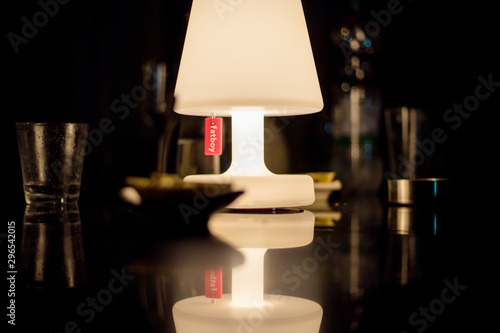 Lampe reflektiert auf Tisch