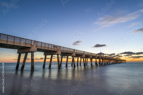 Foto Juno Beach Pier just before sunrise