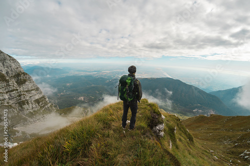 Uomo che guarda dalla cima dellla montagna