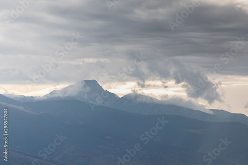 Fototapeta Naklejka Na Ścianę i Meble -  mountain covered by white clouds