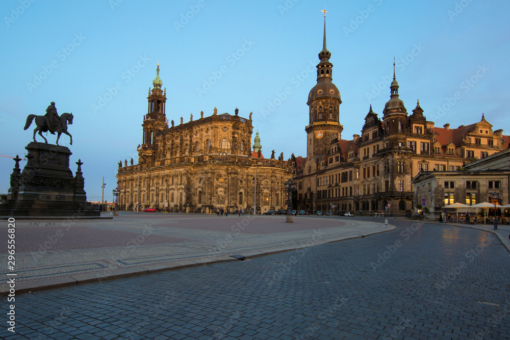 Hofkirche und Dresdner Residenzschloss zur blauen Stunde, Dresden, Sachsen, Deutschland, Europa
