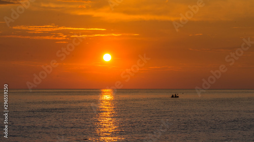 Alba con barca nel Mare Adriatico © Graziano