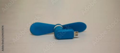 Mini Cooling Fan with USB Connection Two Leaves Cooler for Mobile Phones, photo