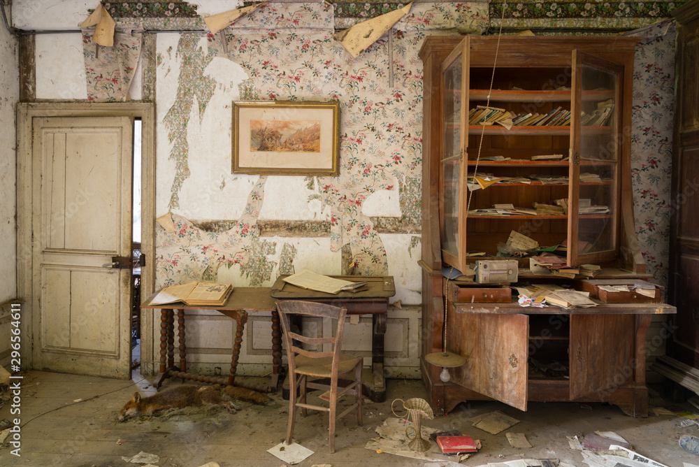 Une maison abandonnée. Un intérieur de vieille maison. Une salle