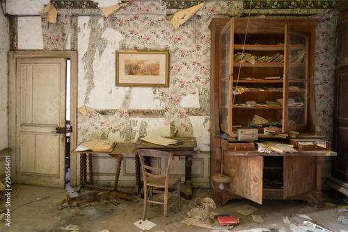 Une maison abandonnée. Un intérieur de vieille maison. Une salle abandonnée. Un mobilier ancien à l'abandon.