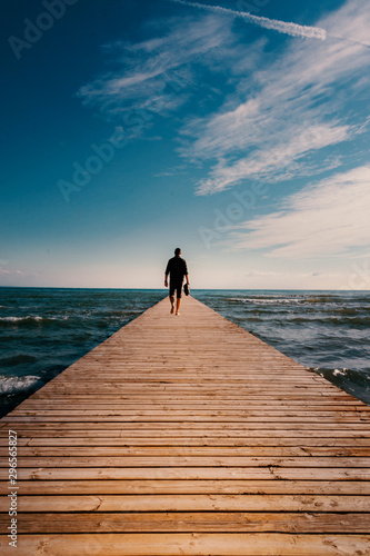Mann Silhouette Laufend auf einem Steg Meer 