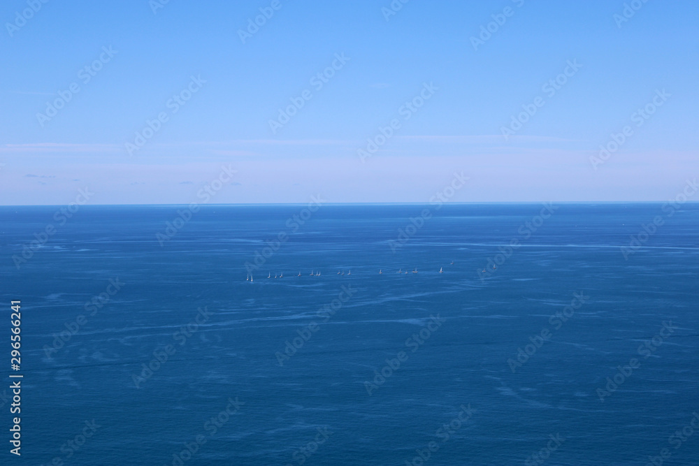 Regata di nove barche a vela con orizzonte e cielo Regata di nove barche a vela con orizzonte e cielo