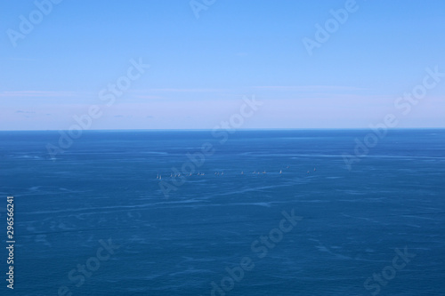 Regata di nove barche a vela con orizzonte e cielo