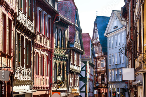 Historische Gasse in Marburg Hessen entzerrt